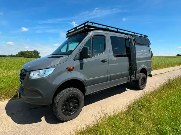 Seitenleiter am Mercedes Sprinter 907 L2H1