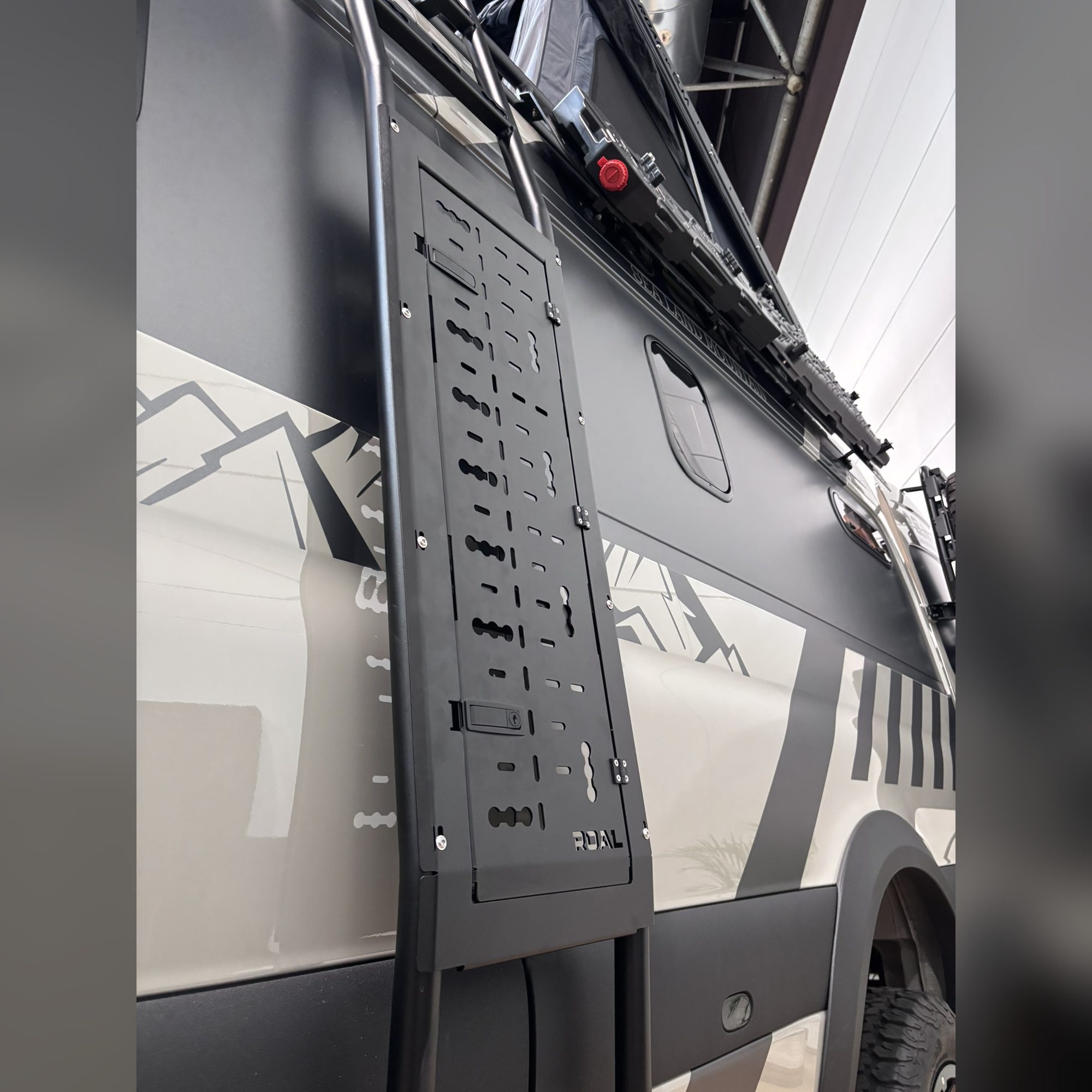 Aufstiegsschutz für Seitenleiter von ROAL-VANS – Einbaubeispiel 2