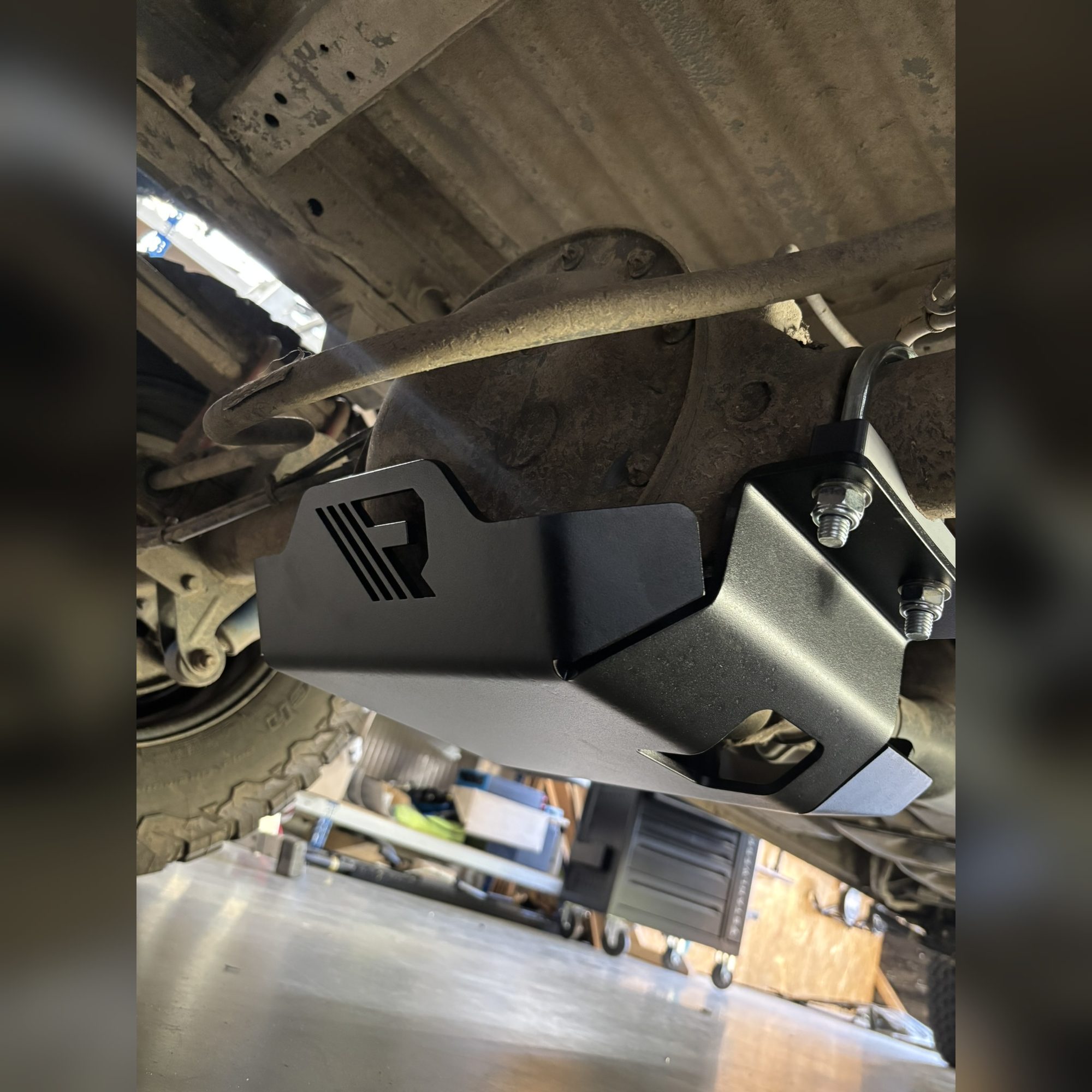 Differenzial-Unterfahrschutz Sprinter von ROAL-VANS – Einbaubeispiel 4