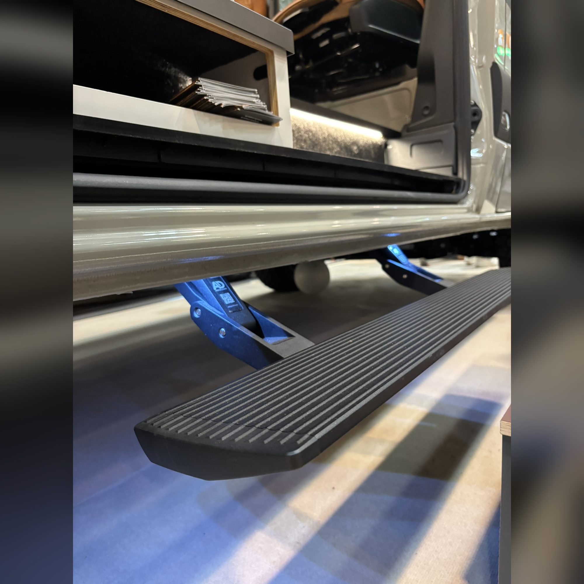 Elektrische Trittstufe Schiebetür von ROAL-VANS